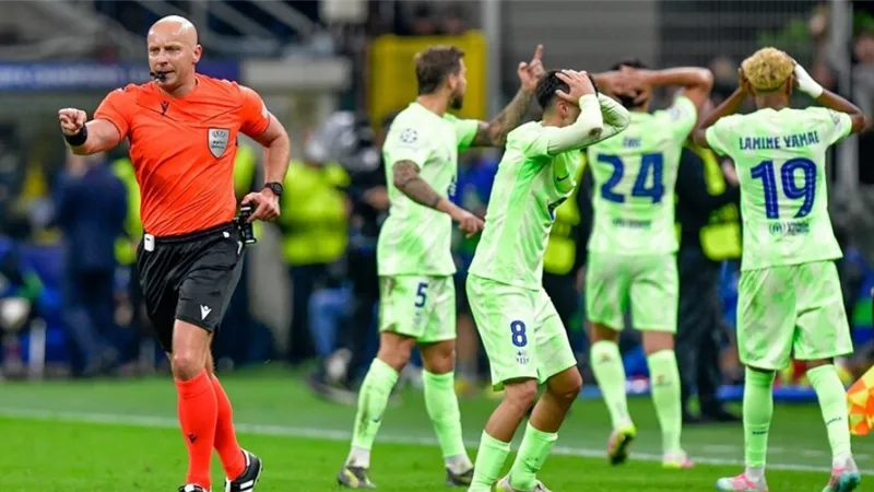 ماذا قال حكم مباراة إنتر ميلان وبرشلونة بعد الهجوم عليه بعد المباراة