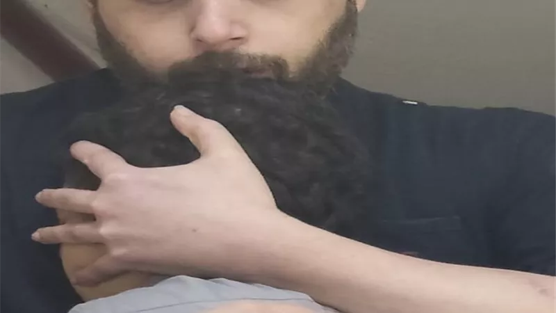 الطبيب محمود ابو العزم يجازف بحياته من أجل شفاء طفل
