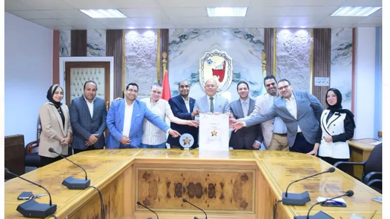 النعماني يكرم فريق عمل مستشفيات سوهاج الجامعية