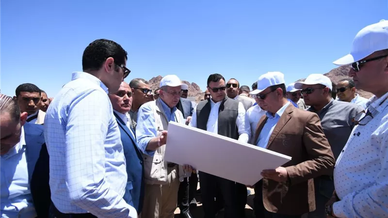 وزير الإسكان يتفقد أعمال تطوير طريق كمين النبي صالح بسانت كاترين