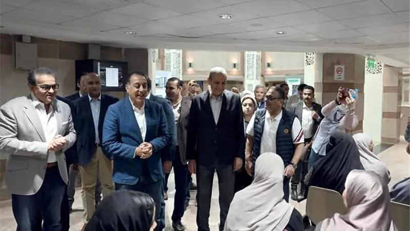 رئيس الوزراء يستمع للمواطنين المترددين على مستشفى محلة مرحوم