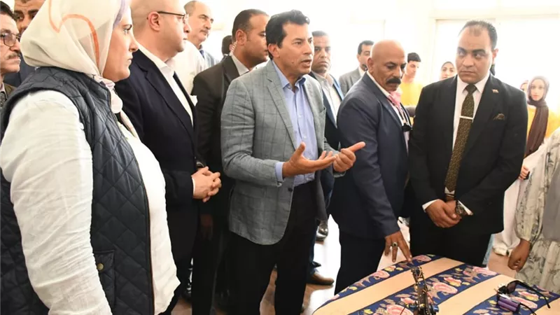 وزيرالشباب ومحافظ بني سويف يتفقدان الأنشطة بمركز التنمية الشبابية