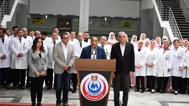 مدبولى يشكر الأطباء وأعضاء هيئة التمريض لتلبيتهم احتياجات المرضى