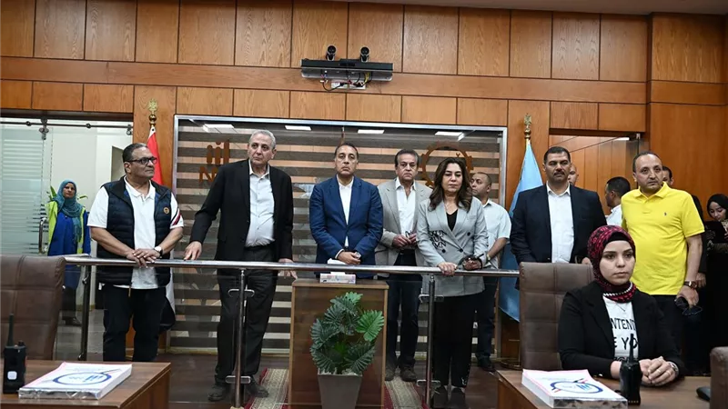 مدبولي يتفقد مركز سيطرة الشبكة الوطنية للطوارئ بديوان الغربية