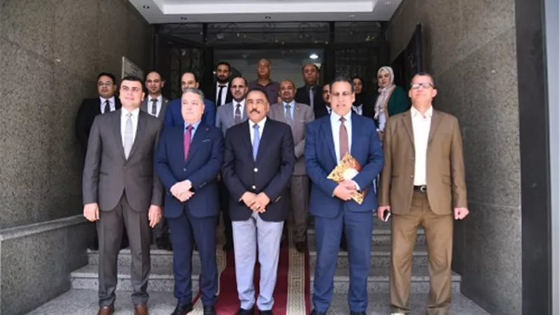محافظ مطروح يكرم اعضاء فرع هيئة قضايا الدولة بالمحافظة