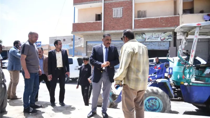 محافظ مطروح يتابع أعمال النظافة بمنطقة الريفية