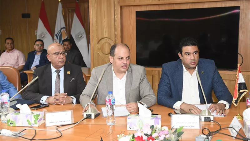 محافظ قنا يلتقي نواب البرلمان لبحث ملفات التنمية وتعزيز التعاون
