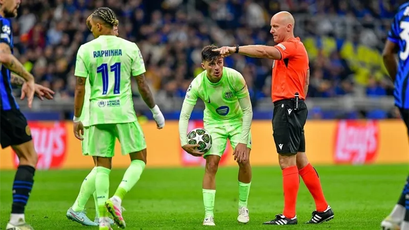 مفاجأة بشأن حكم الـ(VAR) في مباراة إنتر ميلان وبرشلونة.. فيديو