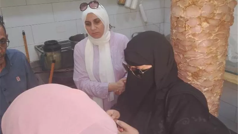 جهاز مدينة الشروق يصادر 100 كيلو لحوم من أحد المطاعم الشهيرة.. بالصور
