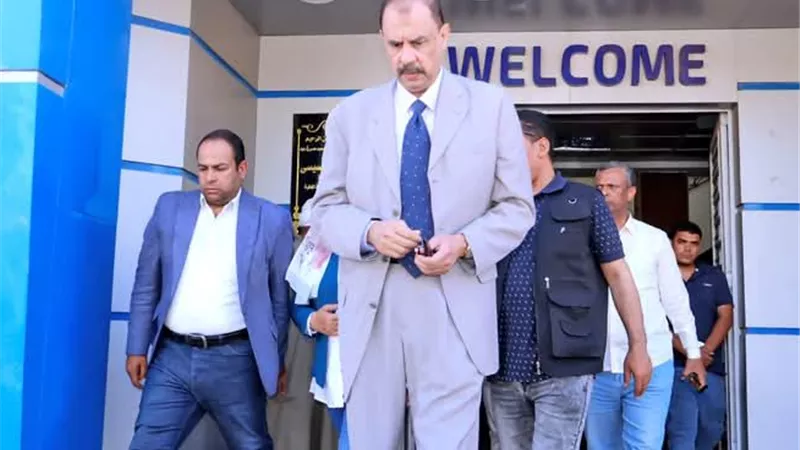 محافظ سوهاج يتفقد معرض تسويق المنتجات الحرفية