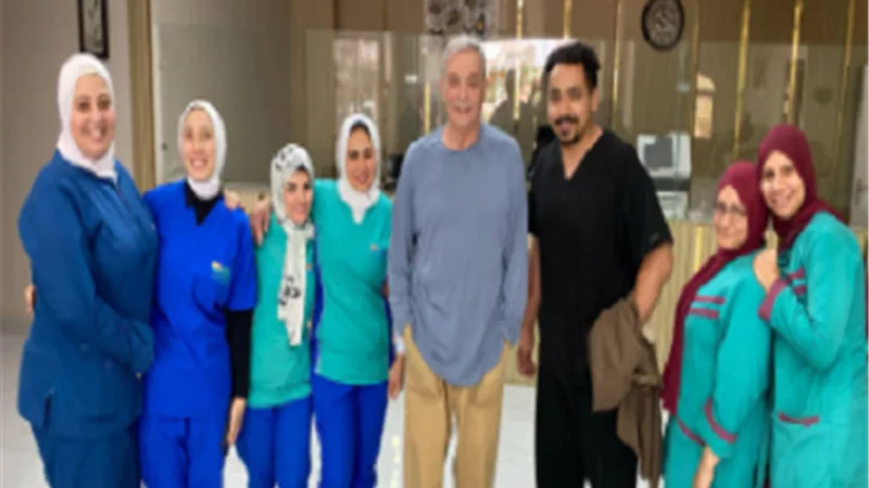 محمود حميدة يزور صبري عبد المنعم بعد دخوله المستشفى