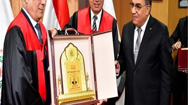 منح الدكتوراه الفخرية للنائب العام من جامعة المنصورة