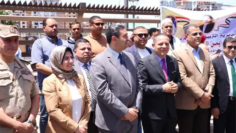 محافظ دمياط يشهد مسيرة طلابية إحتفالا بالعيد القومى