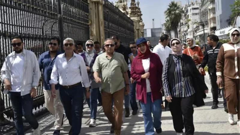 حبشى يتفقد تطوير الممشى وحديقة “الأمل” بحي شرق بورسعيد