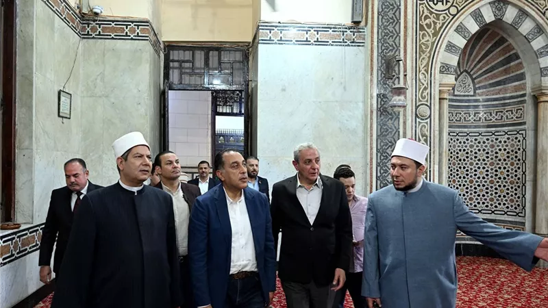 رئيس الوزراء يتفقد أعمال تطوير مسجد 