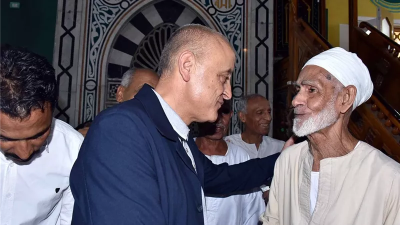 محافظ الأقصر يلتقى الأهالى عقب صلاة الجمعة بمسجد السيد يوسف