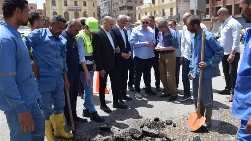 محافظ بني سويف يتفقد إصلاح تسريب شبكة المياه بميدان المديرية