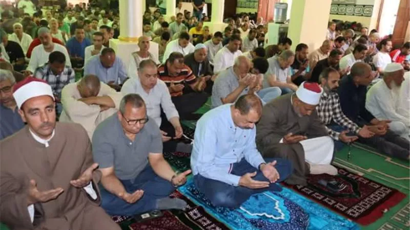 محافظ سوهاج يؤدي صلاة الجمعة ويلتقي المواطنين عقب الصلاة