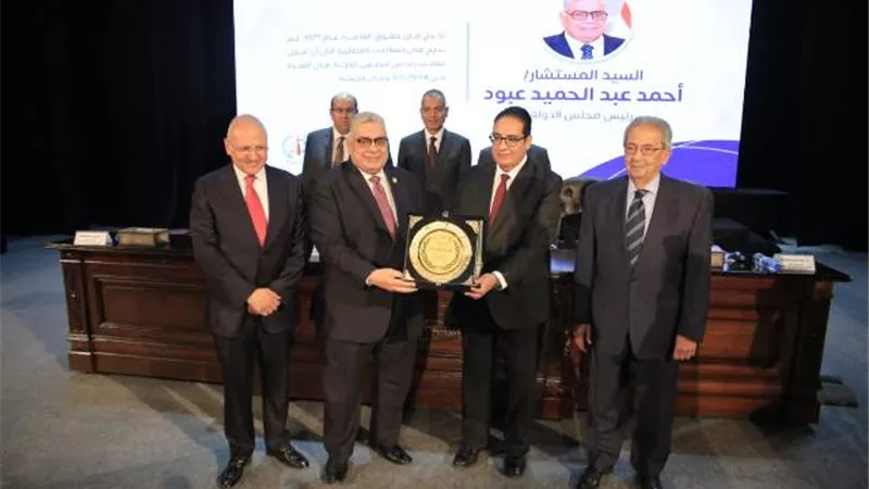 جامعة القاهرة تكرم وزير العدل ورؤساء الهيئات القضائية