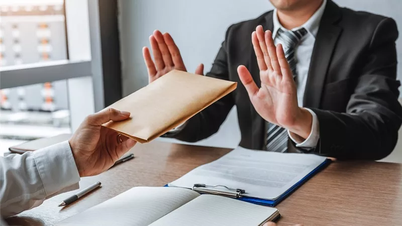 هل الإبلاغ عن مخالفات العمل حرام؟ الإفتاء توضح