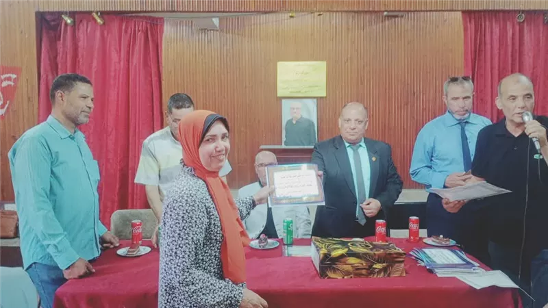 مدير تعليم الخانكة يكرم معلمي مصر الحديثة لجهودهم