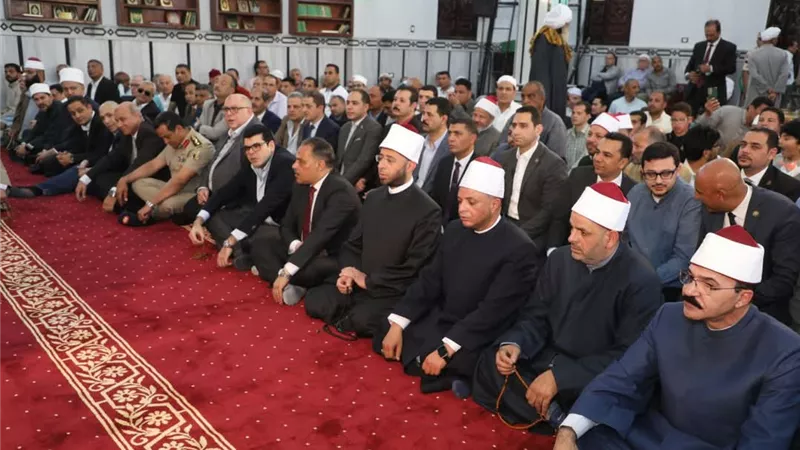 وزيرالأوقاف ومحافظ الشرقيةيؤديان صلاة الجمعةبمسجدشيخ الأزهرالأسبق