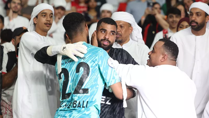 وسط دموعه .. لاعب شباب الأهلى يهدى الكأس لوالدته - شاهد