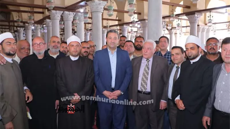 محافظ دمياط يؤدى صلاة الجمعة بمسجد عمرو بن العاص