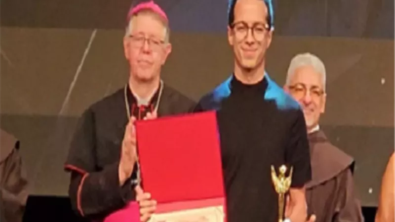 طه دسوقي يحصد جائزة أفضل ممثل عن مسلسل 
