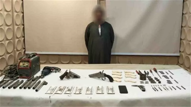 حول محل سكنه إلى ورشة لتصنيع الأسلحة النارية فى مدينة بدر