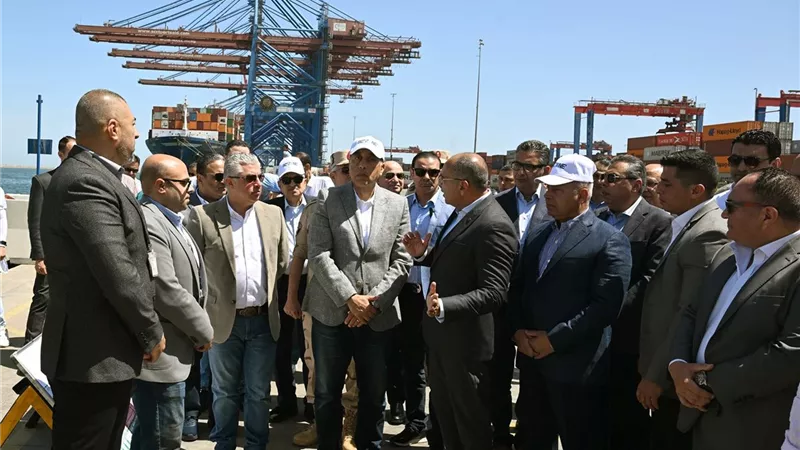 رئيس الوزراء يزور شركة قناة السويس للحاويات بميناء شرق بورسعيد