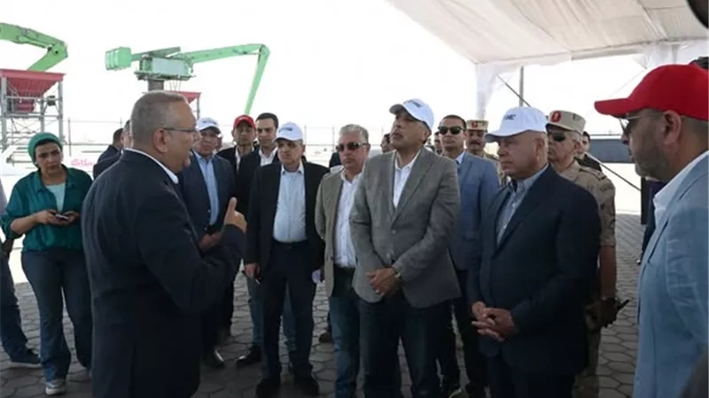 رئيس الوزراء يتفقد مشروعي رووتس وسكاي للموانيء