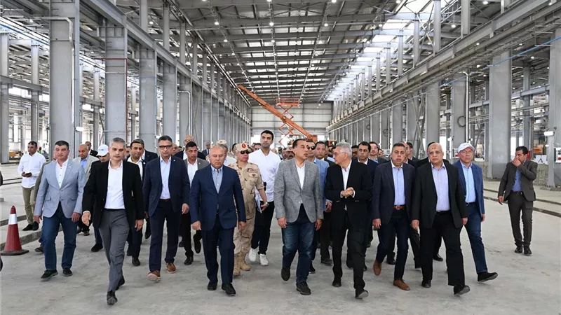 مدبولى يتفقد مصنع الشركة الوطنية المصرية لصناعات السكك الحديدية