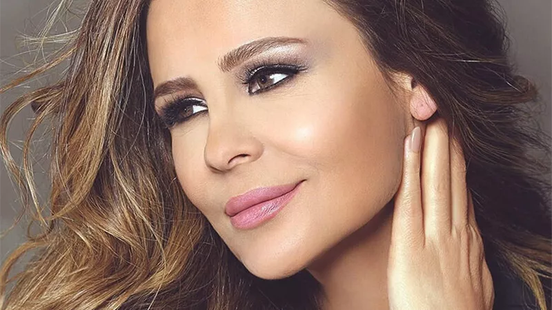 كارول سماحة تروج لأحدث أعمالها الفنية