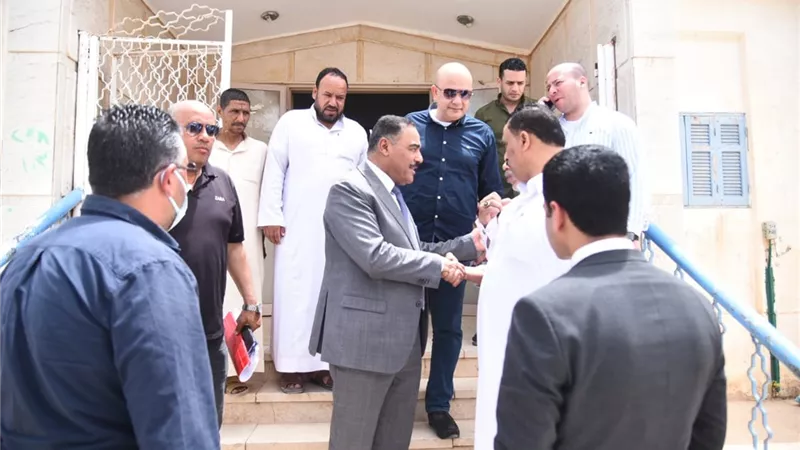 شعيب يتفقد القافلة الطبية بمنطقة شمس الحكمة ويلتقي المواطنين