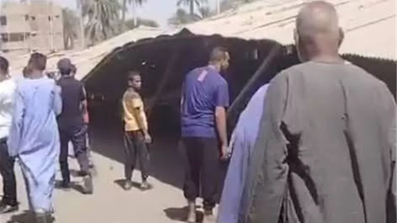 تشكيل لجنة لحصر الأضرار ومعالجة انهيار تندات موقف السيارات بقوص