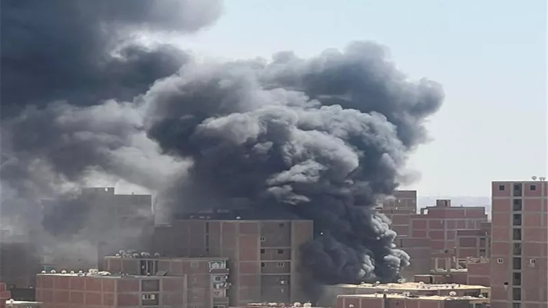صور.. اندلاع حريق ضخم في مصنع بشارع الترولي بالمرج