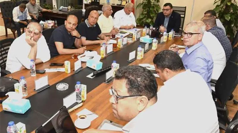 وزير الإسكان يتابع سير العمل بمنظومة مياه الشرب والصرف الصحي بمطروح