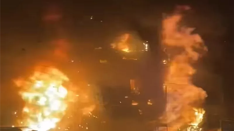 الجثة مُتفحمة.. مصرع عامل في حريق مطعم مأكولات شهير بمصر الجديدة