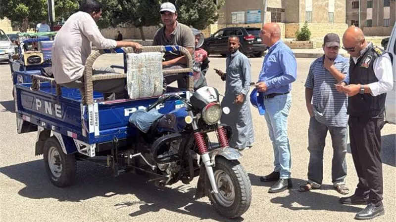 جهاز الشروق يغلق أكبر مول ويضبط 10تروسيكلات وموتوسيكلات.. بالصور