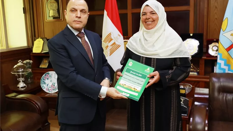 محافظ كفرالشيخ يُسلّم عقود تقنين أراضي أملاك دولة للمستفيدين »