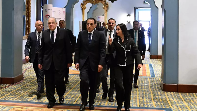 مدبولى يستمع لشرح حول المنظومة الإلكترونية لبرنامج تكافل وكرامة