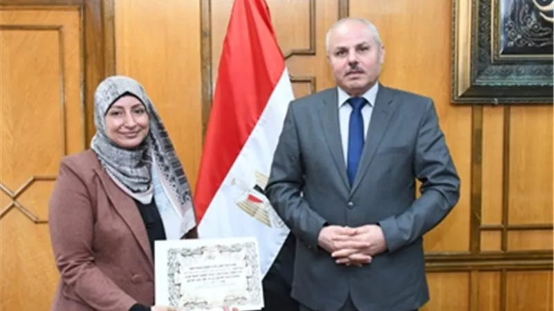 رئيس جامعة القناة يكرم الفائزين بجائزة الأبحاث العلمية لخدمة المجتمع