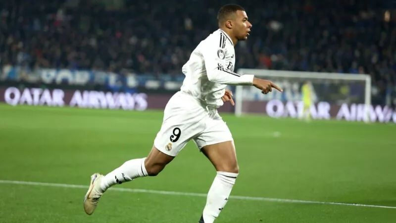 مبابي يفتتح التسجيل لريال مدريد في مرمى برشلونة