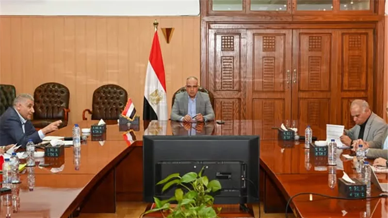 وزير الري يوجه باستمرار تطهيرات الترع والمصارف وصيانة المنشآت