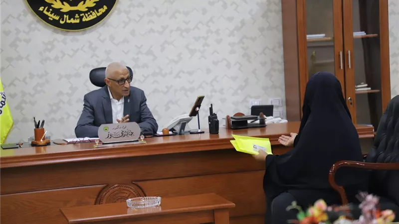 محافظ شمال سيناء يستقبل سيدة من منطقة البرث