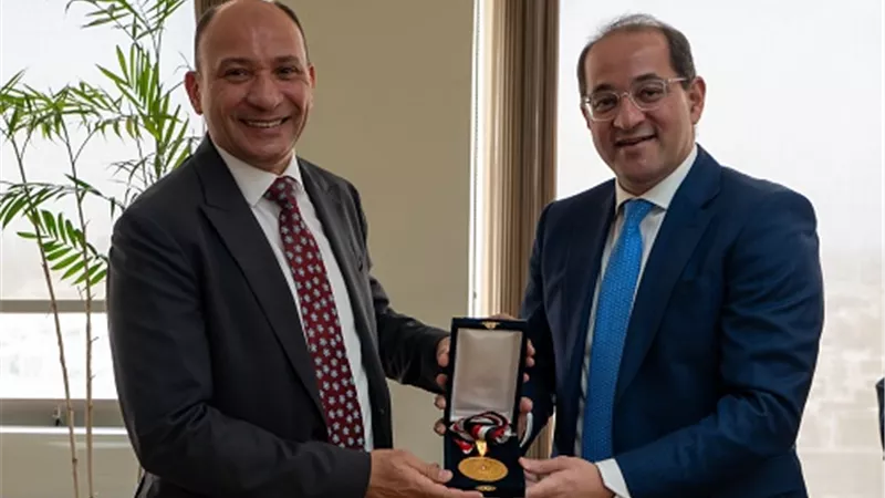 وزير المالية يكرم الدكتور السيد صقر نائب رئيس مصلحة الضرائب