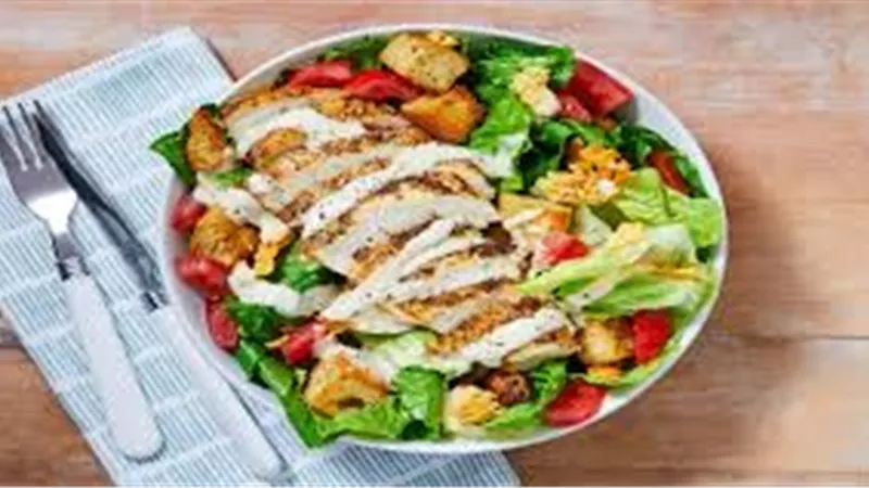 غنية بالبروتين.. طريقة تحضير سلطة سيزر بأسهل الخطوات