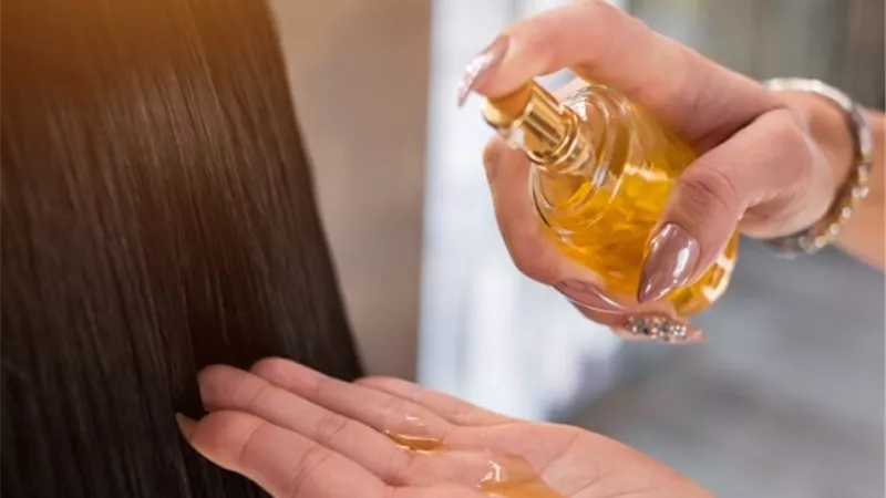 أفضل الزيوت الطبيعية للعناية بالشعر حسب نوعه واحتياجاته