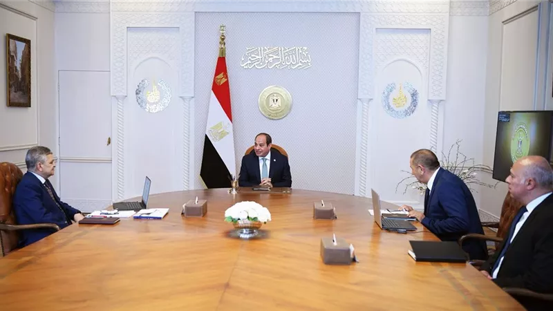 الرئيس السيسي يؤكد ضرورة تعزيز التواصل الفعال بين هيئة القناة وعملائها